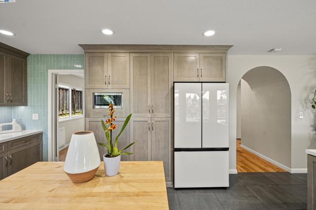 6408 Boone Dr, Castro Valley CA: https://media.crmls.org/mediaz/e402945e-974b-4519-a7af-a712cf1271b3.jpg