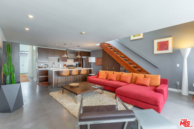 615 Hampton Drive, Venice CA: https://media.crmls.org/mediaz/e4037546-da79-4377-8386-20e78d0d4fd3.jpg