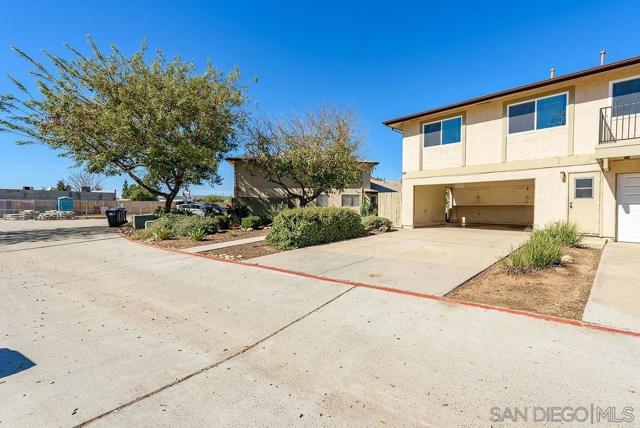 9855 Mission Greens Ct, Santee CA: https://media.crmls.org/mediaz/e404096b-390f-4e7c-ae16-ad97b62ed78e.jpg