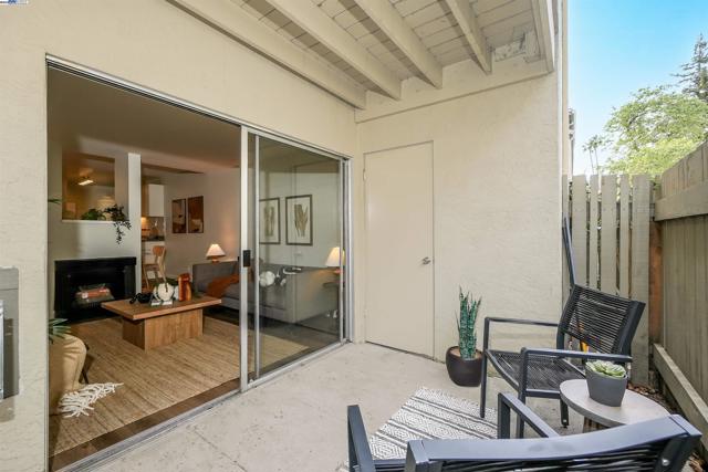 2562 Walnut Blvd, Walnut Creek CA: https://media.crmls.org/mediaz/e4041c5e-4ba8-4741-9341-f11dc1f24a60.jpg