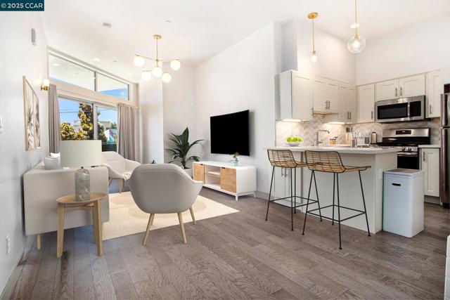 410 Webster St #1, Oakland CA: https://media.crmls.org/mediaz/e4043f43-b12f-47d6-ba52-3b7e78ff1827.jpg