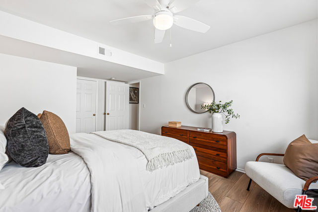 3949 Bentley Avenue, Culver City CA: https://media.crmls.org/mediaz/e4047a87-00a0-4351-8341-512252abf007.jpg