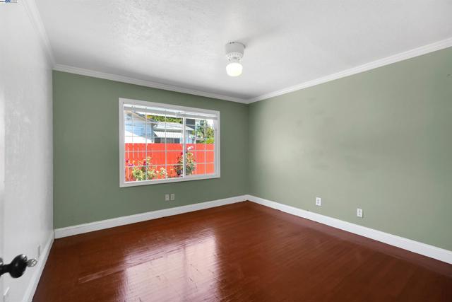 6133 Seminary Ave, Oakland CA: https://media.crmls.org/mediaz/e40495b9-797f-4a87-ac30-19508aadefb8.jpg
