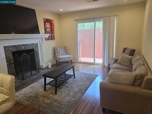 1818 Concord Ct, Concord CA: https://media.crmls.org/mediaz/e405be0d-f075-41f3-b481-70aef9c6d53e.jpg
