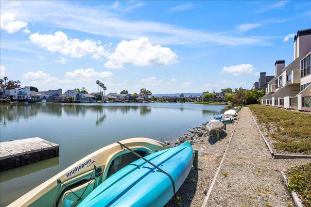 203 Shorebird Circle, Redwood City CA: https://media.crmls.org/mediaz/e4074b82-bdb9-46fc-a0a3-039028e6e288.jpg