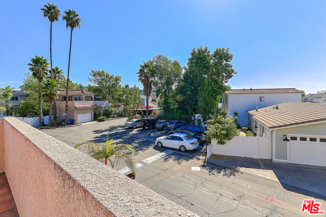 117 Navajo Lane, Topanga CA: https://media.crmls.org/mediaz/e4077a88-f341-4b7f-8a93-7de8026c188c.jpg
