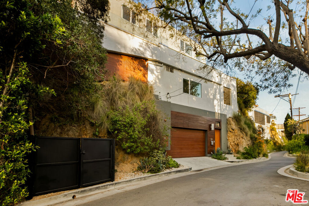 8469 FRANKLIN Avenue — Contemporary