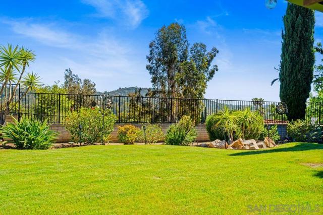 17109 Cloudcroft Dr, Poway CA: https://media.crmls.org/mediaz/e40830af-fcf6-479b-87c3-c039f4520c75.jpg