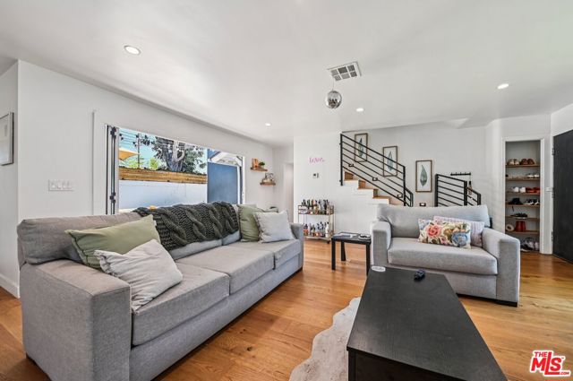885 Kincaid Avenue, Inglewood CA: https://media.crmls.org/mediaz/e4089b26-e667-4073-8699-cb4c2e2326ca.jpg