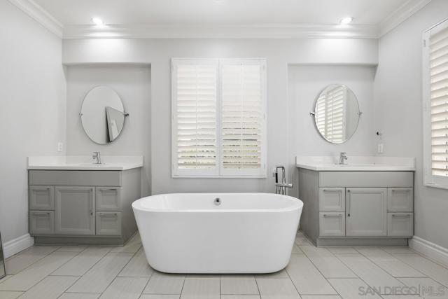 50 Whitehall, Newport Beach CA: https://media.crmls.org/mediaz/e4097e3e-da78-4d7e-8c55-2e40ea0e3d01.jpg