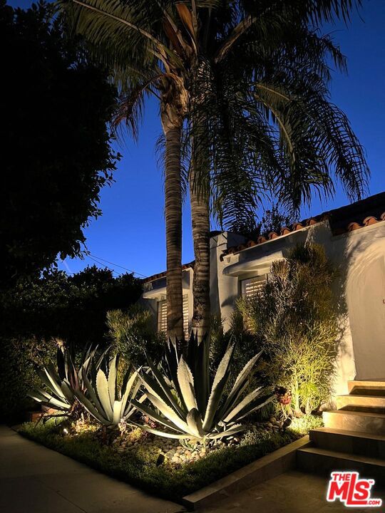7271 Oakwood Avenue, Los Angeles, CA 90036