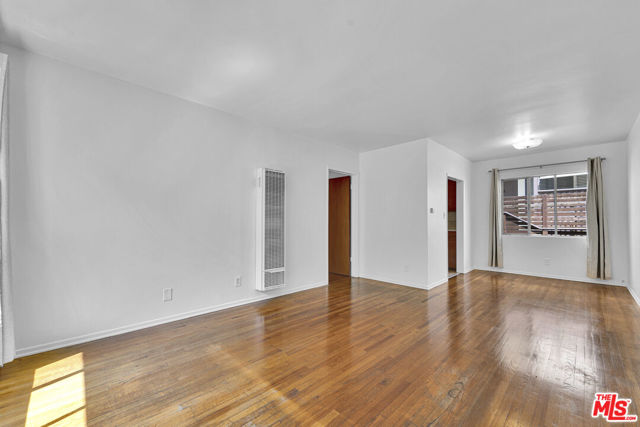 938 15th Street, Santa Monica CA: https://media.crmls.org/mediaz/e40ba277-e8d8-456a-9bbb-cd7dc659cf79.jpg