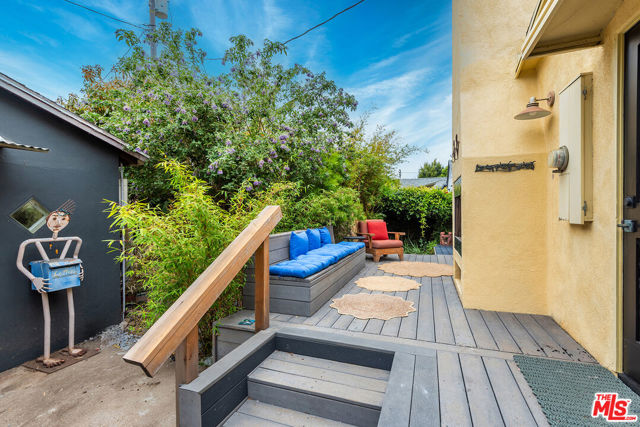 3761 Ashwood Avenue, Los Angeles CA: https://media.crmls.org/mediaz/e40ba937-7f96-4d7b-930a-849cfcf4559a.jpg