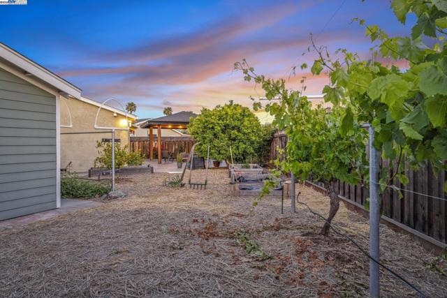 5706 Willkie Pl, Fremont CA: https://media.crmls.org/mediaz/e40bba80-39d3-4751-96da-ec661ad0d6d9.jpg