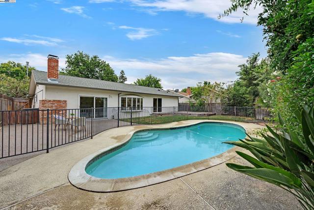 5041 Golden Rd, Pleasanton CA: https://media.crmls.org/mediaz/e40c434f-0737-4de3-8ac1-a78a0591890e.jpg