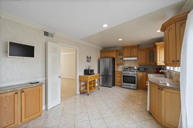 6521 Wystone Avenue, 3 photo 5