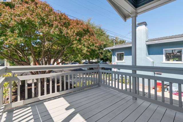951 Madison St, Albany CA: https://media.crmls.org/mediaz/e40e02ea-409c-4173-b3ab-742db54cc124.jpg
