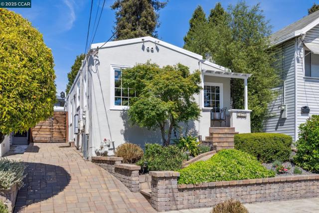 3036 Delaware St, Oakland CA: https://media.crmls.org/mediaz/e40e7003-1b76-40cd-9ad6-83615adf4a32.jpg
