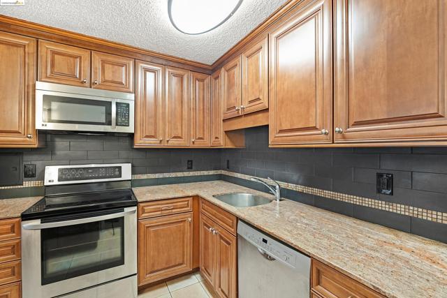 Image 5 of 33 For 555 Pierce St  942