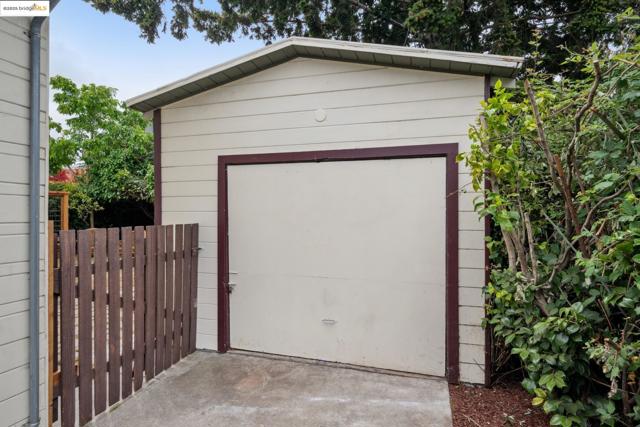1193 64Th St, Oakland CA: https://media.crmls.org/mediaz/e40f0fdc-62b1-4e47-9b6e-1fe02bc9c96a.jpg