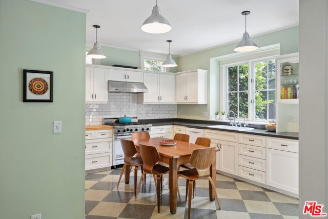 813 Crestmoore Place, Venice CA: https://media.crmls.org/mediaz/e40f46c0-8ddd-4e1e-9a01-e1e9fb5ee730.jpg