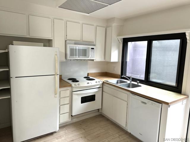 2252 Caminito Pajarito, San Diego CA: https://media.crmls.org/mediaz/e40f8e9f-0a90-489c-a3c6-0900e7eea04c.jpg