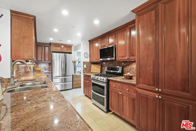 801 Ocean Avenue, Santa Monica CA: https://media.crmls.org/mediaz/e40fb55f-7ccb-4ecd-9e2d-96939ec9cb5b.jpg