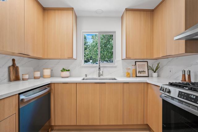 824 14th Ave, Menlo Park CA: https://media.crmls.org/mediaz/e40fcc4a-d200-4b5f-b2d0-2063fa586443.jpg