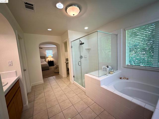 1327 Remington Ct, Tracy CA: https://media.crmls.org/mediaz/e410d9bb-2279-4129-8059-298dfcaa52b3.jpg