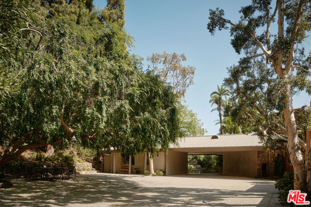 1117 N Beverly Drive, Beverly Hills CA: https://media.crmls.org/mediaz/e4112b98-ca0b-43bd-8fff-64a9ff6854c8.jpg