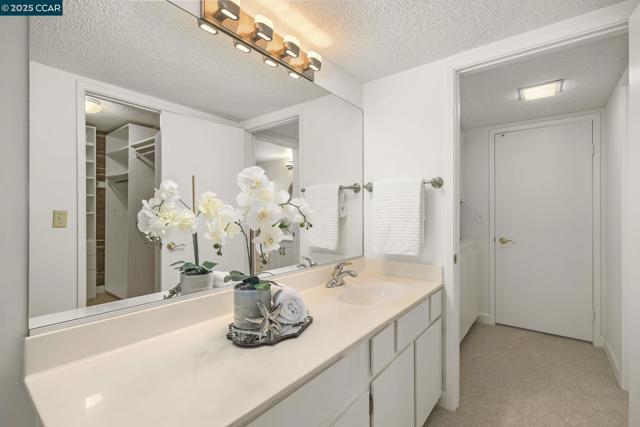 975 Terra California Dr, Walnut Creek CA: https://media.crmls.org/mediaz/e4128835-1729-42f9-9801-efc602f59477.jpg