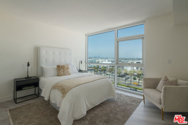 13600 Marina Pointe Drive, Marina del Rey CA: https://media.crmls.org/mediaz/e4129f78-359b-4a6c-86da-f16a26049db4.jpg