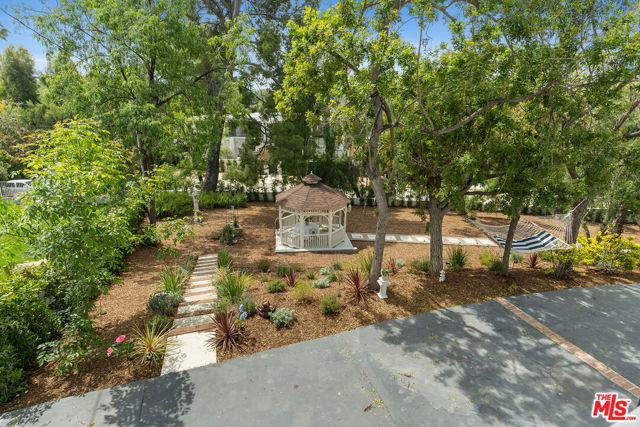 19555 Oxnard Street, Tarzana CA: https://media.crmls.org/mediaz/e412db28-594f-4766-9b5e-ad2176ecc4d4.jpg