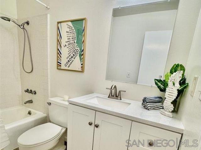 801 C Ave, Coronado CA: https://media.crmls.org/mediaz/e4132f9f-6fab-409e-8131-b7ade69ec49c.jpg