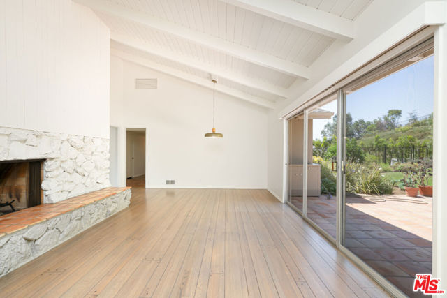 1053 Maroney Lane, Pacific Palisades CA: https://media.crmls.org/mediaz/e413ab88-be78-460d-9586-06a0a72de77b.jpg