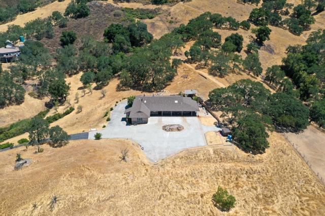 21050 Uvas Road, Morgan Hill CA: https://media.crmls.org/mediaz/e413eb90-efbb-476d-99af-173e828fea80.jpg