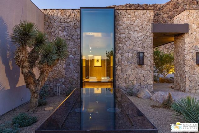 2215 Vista Distancia Court, Palm Springs, CA 92262