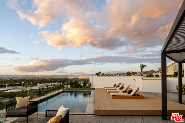 6592 Kentwood Bluffs Drive, Los Angeles CA: https://media.crmls.org/mediaz/e4144929-2a86-4780-bf1e-bd8c3143b2cc.jpg