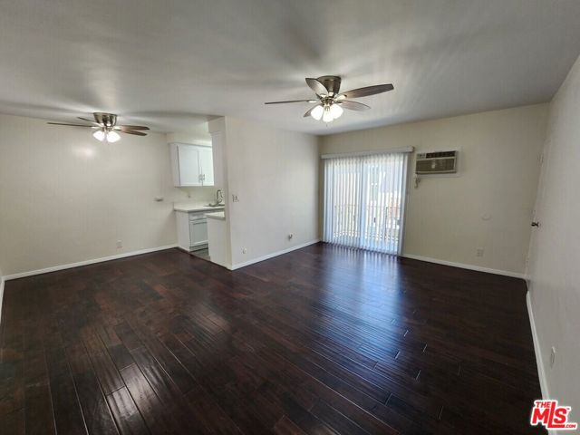 423 N Harvard Boulevard, Los Angeles CA: https://media.crmls.org/mediaz/e414cc97-a866-49a4-a1b7-4ca3240693ef.jpg