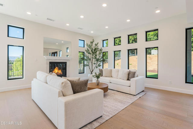 252 Capri Drive, Simi Valley CA: https://media.crmls.org/mediaz/e4151c5b-da78-4279-9383-e4006a259caa.jpg