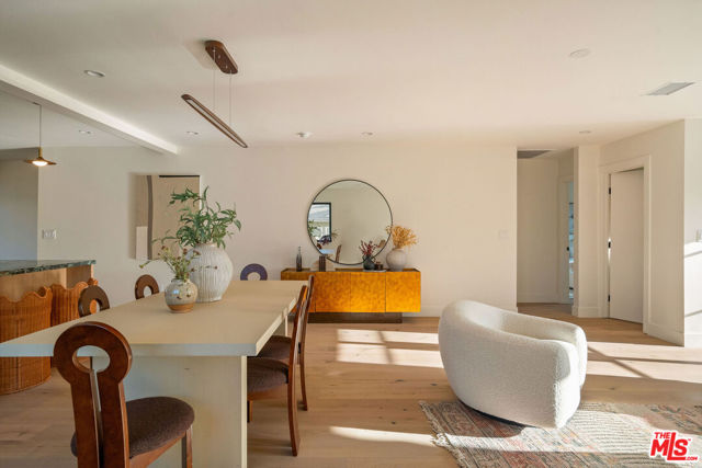 3820 S Burnside Avenue, Los Angeles CA: https://media.crmls.org/mediaz/e415eff9-182d-4790-95f0-80dafb2c89c3.jpg