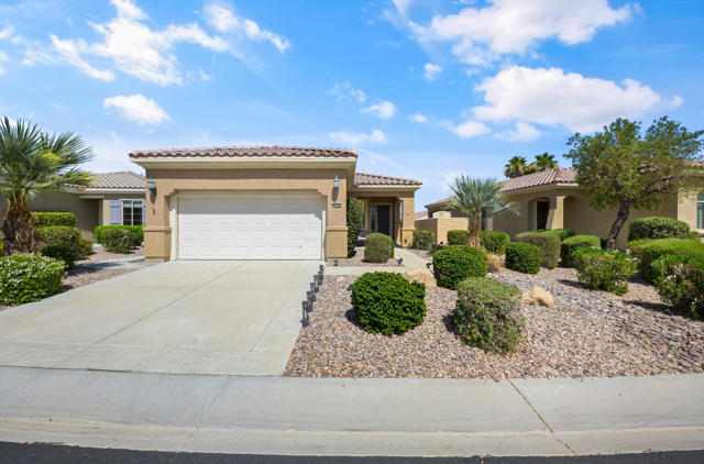 40752 Calle Guapo, Indio CA: https://media.crmls.org/mediaz/e416e029-96bf-4aa1-b941-12669b355543.jpg