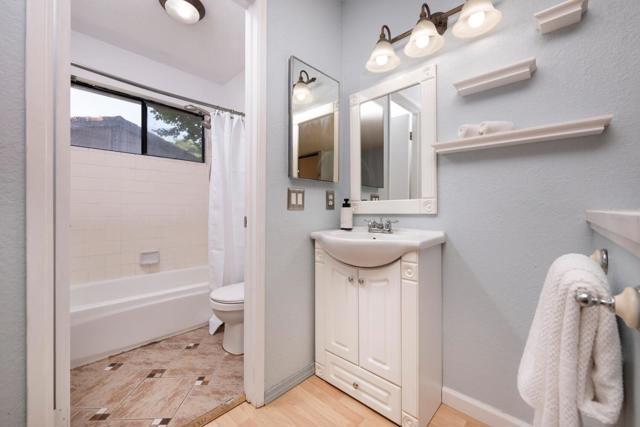 32864 Arbor Vine Drive, Union City CA: https://media.crmls.org/mediaz/e4177648-023c-46c7-908f-201a17112a87.jpg