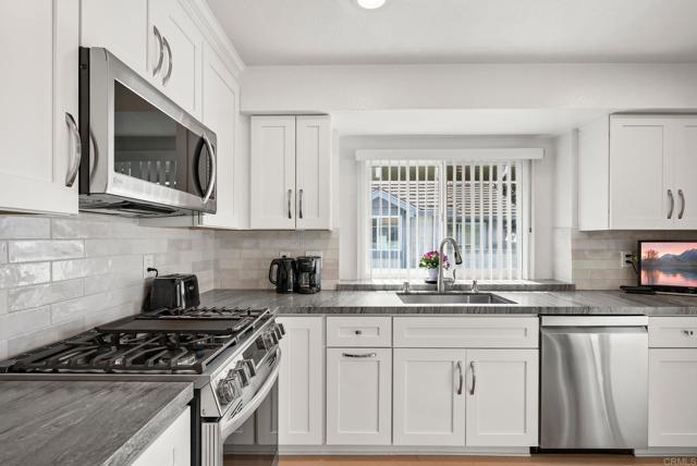 6887 Carnation Drive, Carlsbad CA: https://media.crmls.org/mediaz/e4179208-3416-44e8-8d41-01019979ef83.jpg