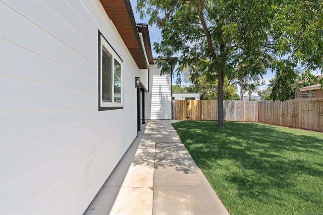 1160 Erica St, Escondido CA: https://media.crmls.org/mediaz/e417a6fb-fc54-4686-adcb-4ce554a8c0a6.jpg