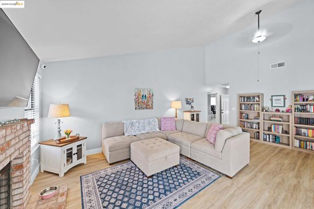 2256 Camborne Dr, Modesto CA: https://media.crmls.org/mediaz/e417e00e-1dbb-4583-911b-64d32b53e85e.jpg