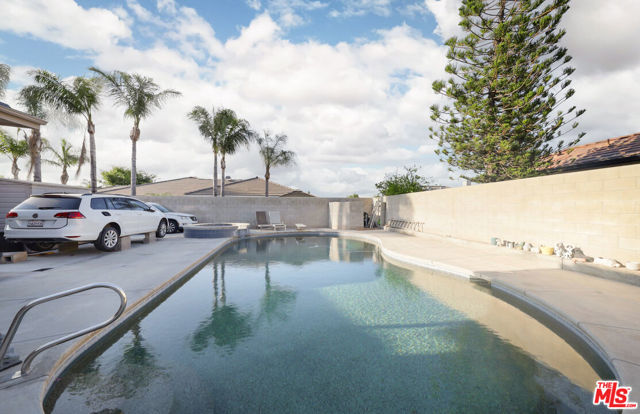 7200 Clifftop Way, Bakersfield CA: https://media.crmls.org/mediaz/e41bc008-c6b1-4c04-a5cf-079d2e663f34.jpg