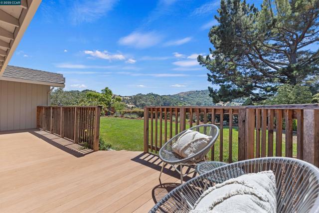 11 Breck Ct, Moraga CA: https://media.crmls.org/mediaz/e41c52c8-11e4-4a64-8d10-9a2e9bc215f5.jpg