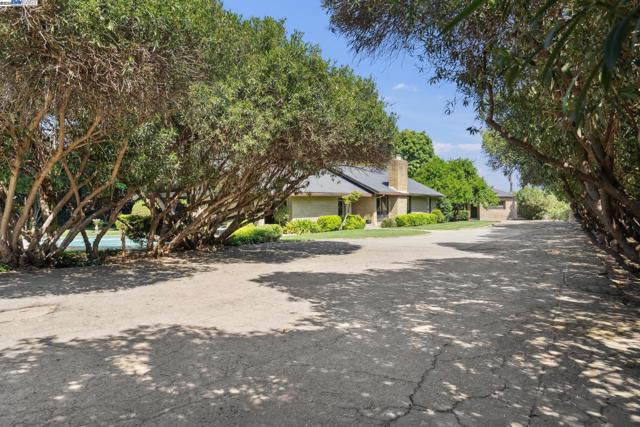 419 Burkhard Rd, Patterson CA: https://media.crmls.org/mediaz/e41d1007-691d-4097-aa4a-545d6637eb75.jpg