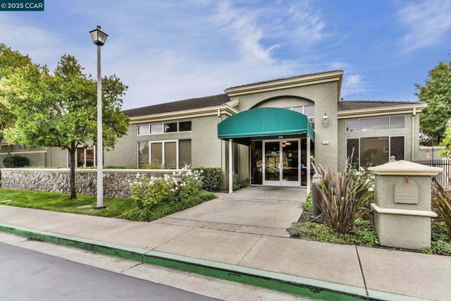 95 Goldspur Way, Brentwood CA: https://media.crmls.org/mediaz/e41dcc74-b6b2-41d6-a31a-cbc47e55bfea.jpg